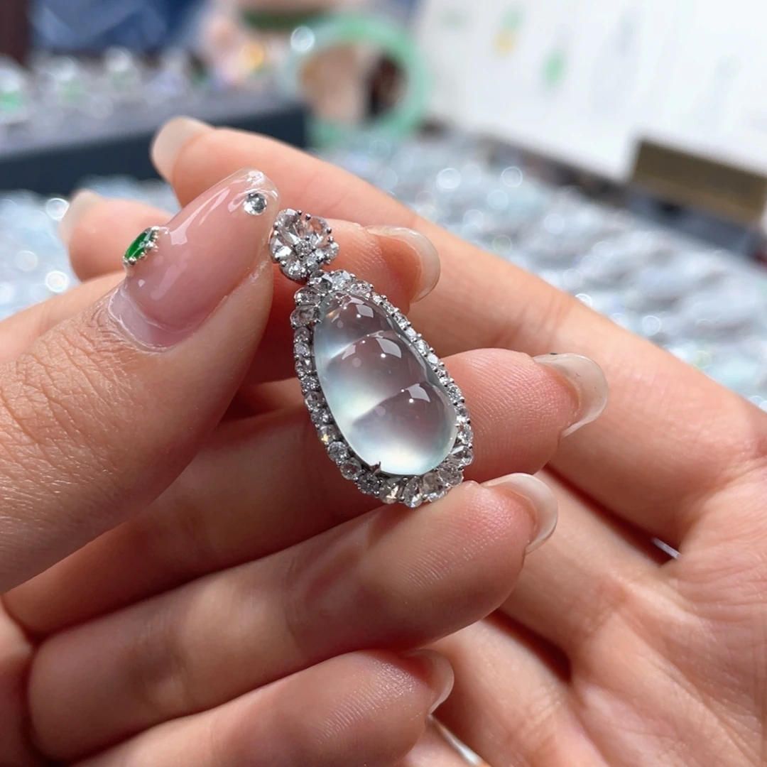 翡翠18K金镶嵌颈饰豆子