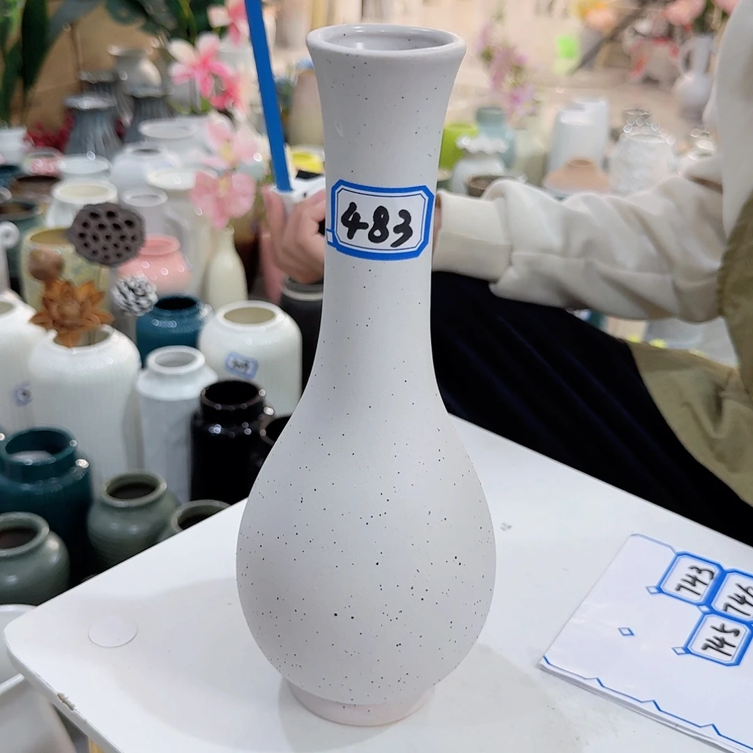 483号陶瓷高25厘米微瑕一个