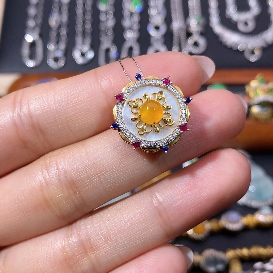翡翠18K金镶嵌颈饰吊坠