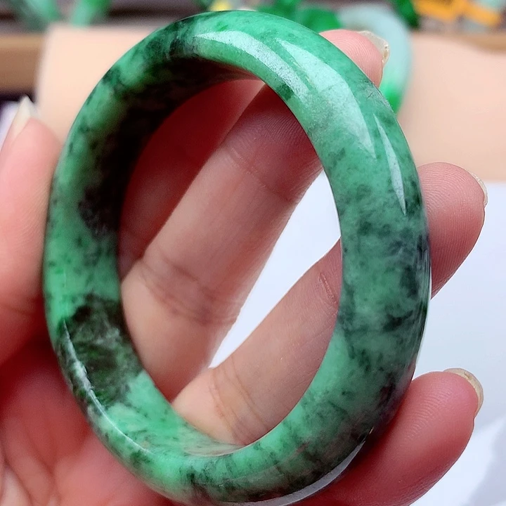 翡翠手镯未镶嵌翡翠