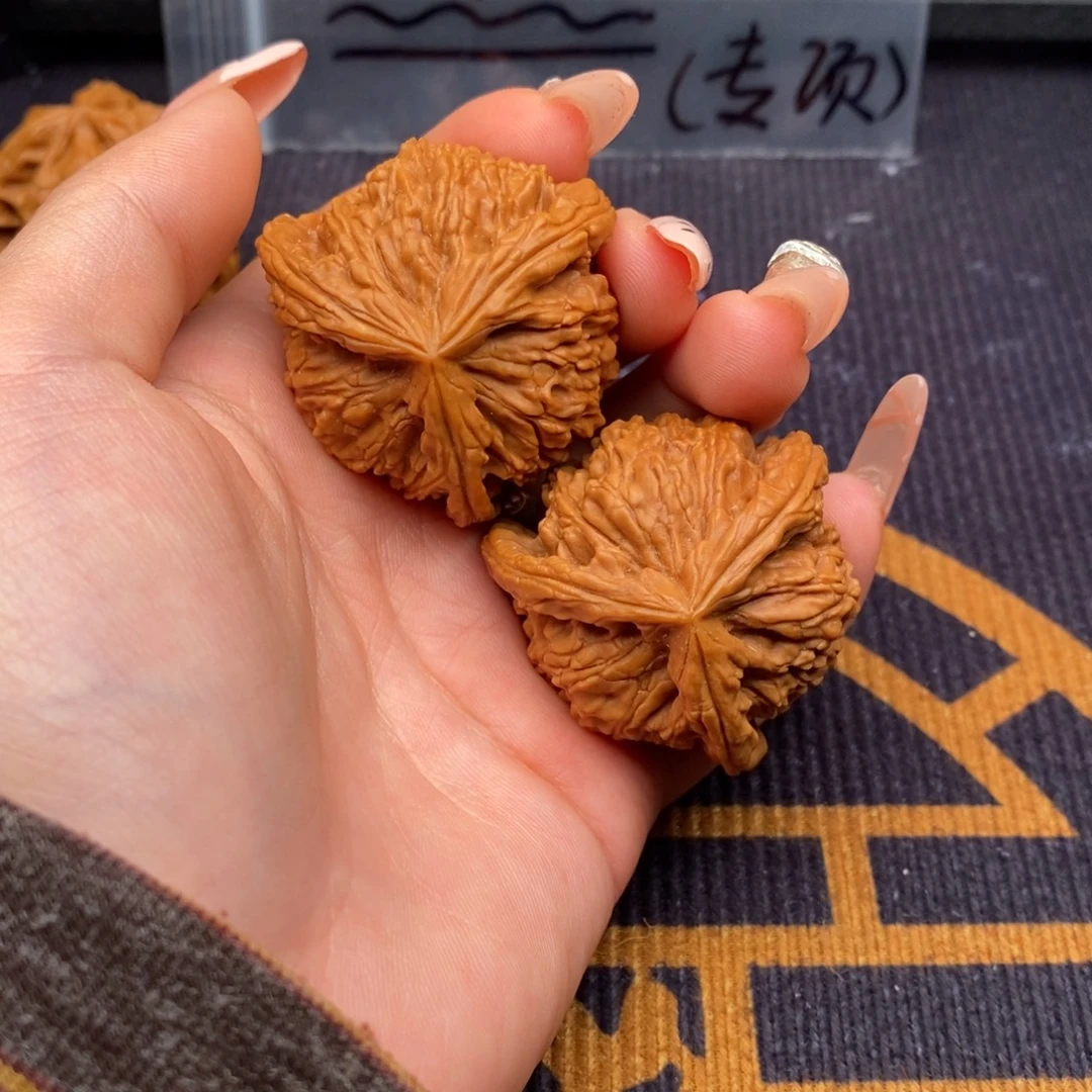 洋***m文玩核桃吊坠白狮子