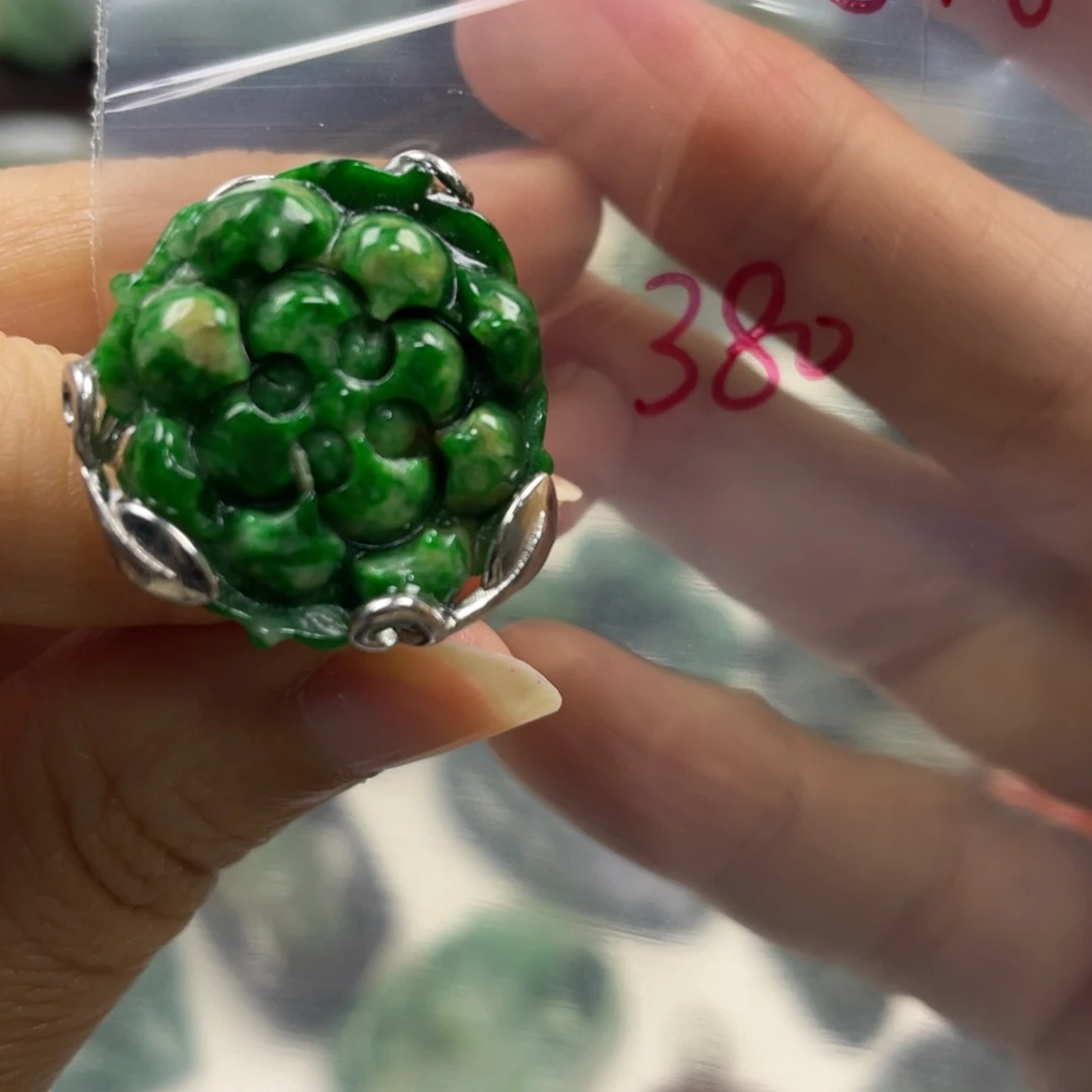 用***1翡翠未镶嵌颈饰牌子