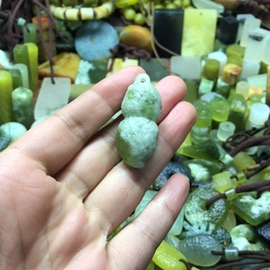 未镶嵌岫玉吊坠岫