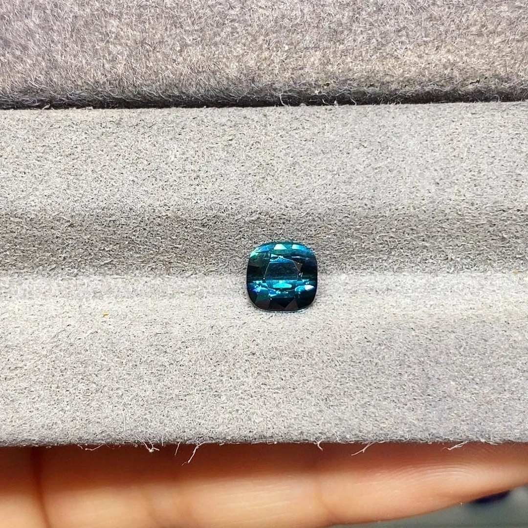 未镶嵌1.39克拉天然玻璃体满火彩拉贡碧玺碧玺