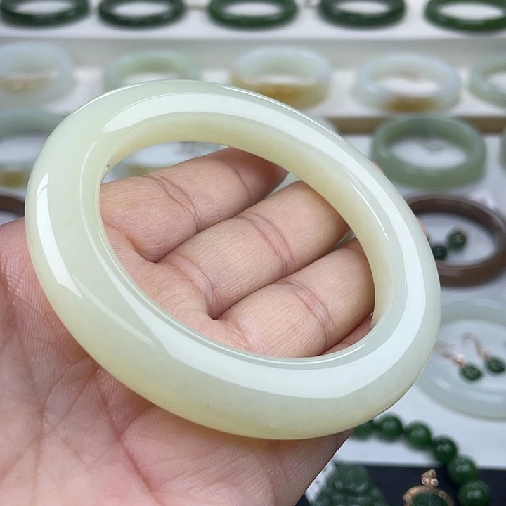 和田玉未镶嵌手镯