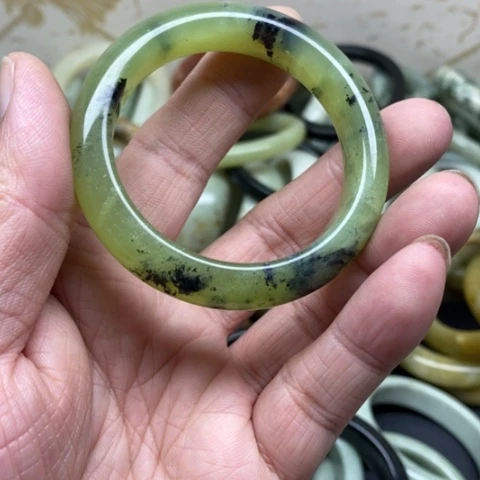 未镶嵌蛇纹石玉手镯奶**贝