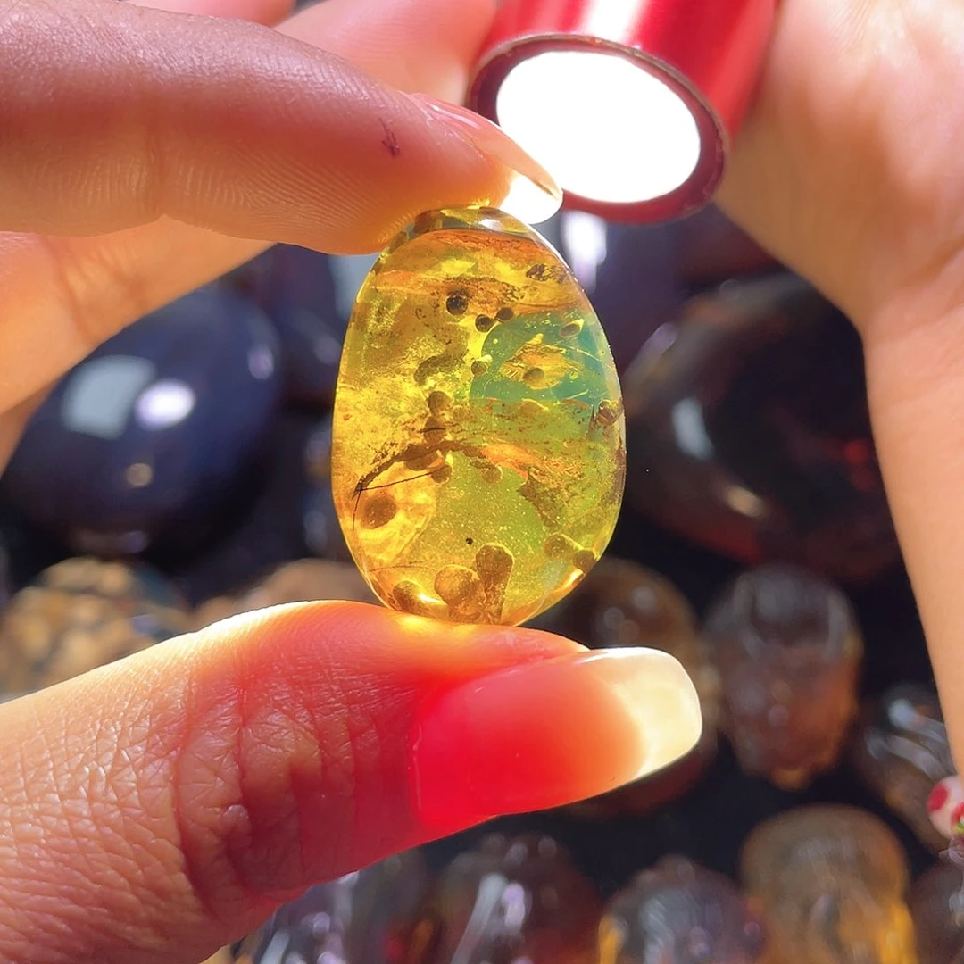 琥珀裸石未镶嵌蓝*倪？