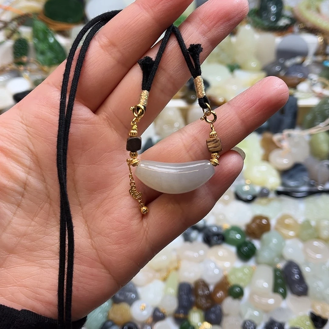 和田玉未镶嵌吊坠(赠链)