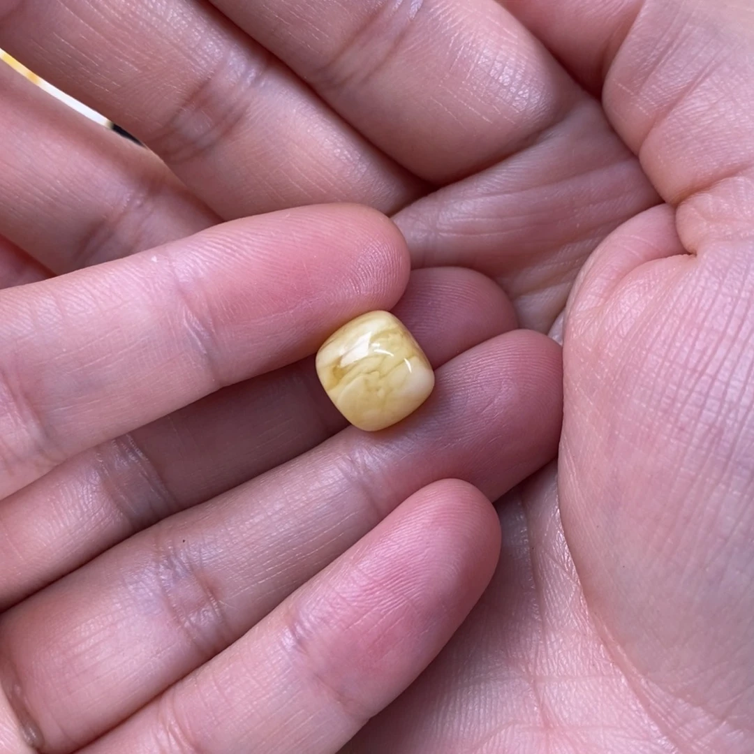 琥珀裸石未镶嵌J**.蜜蜡