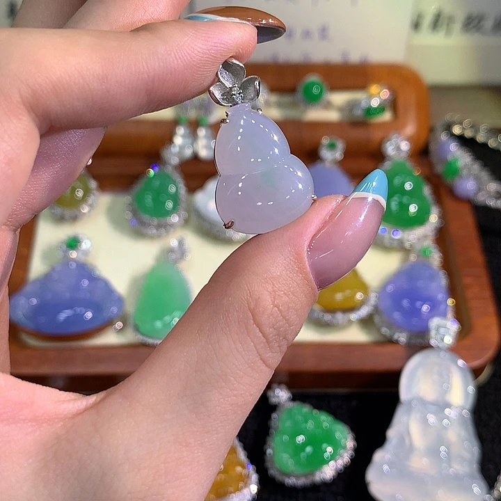 颈饰18K金镶嵌翡翠
