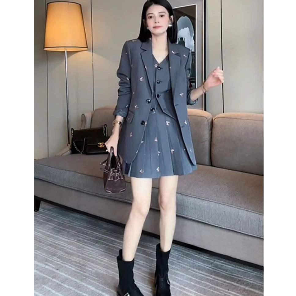 韩系灰色西装套装裙女2025秋装刺绣马甲宽松西服外套百褶裙三件套