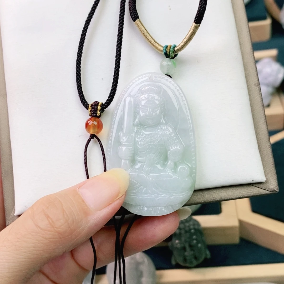 翡翠未镶嵌颈饰不动尊 菩萨