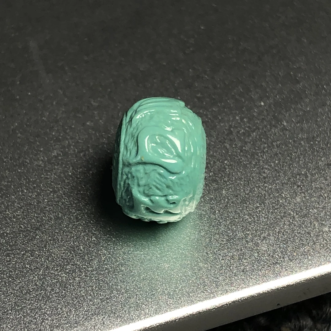 高瓷高色，精品高货绿松石六字箴言桶珠，尺寸11×8的，高货但是有漏