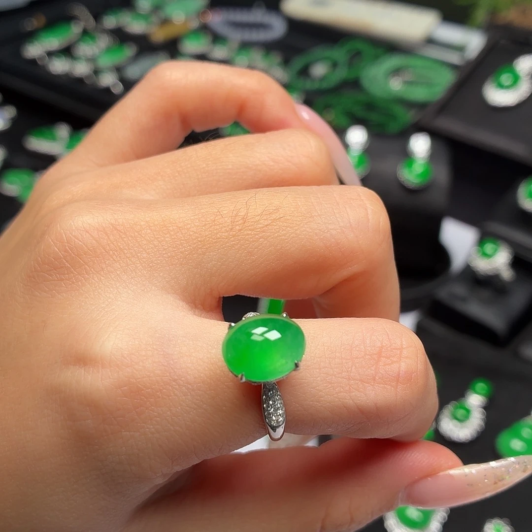 翡翠18K金镶嵌戒指019冰阳绿蛋面戒指