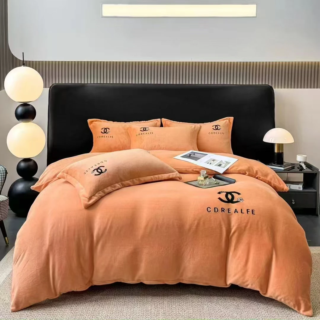 （平台试营业）活动款纯色柔软绣花款牛奶绒保暖型亲肤多功能绒被