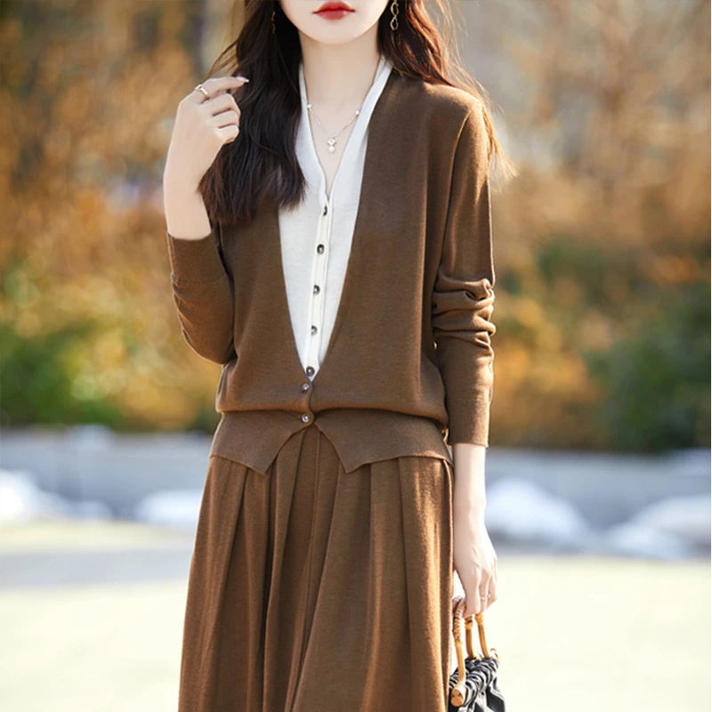 省心套装~时尚穿搭精纺羊毛衫女V领假两件外套+半身裙两件套套装