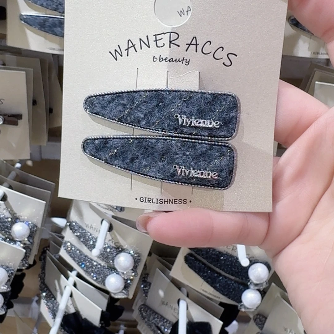 皮质非金属灰色字母鸭夹