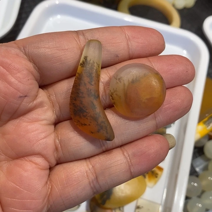 未镶嵌石英质玉（黄龙玉）颈饰
