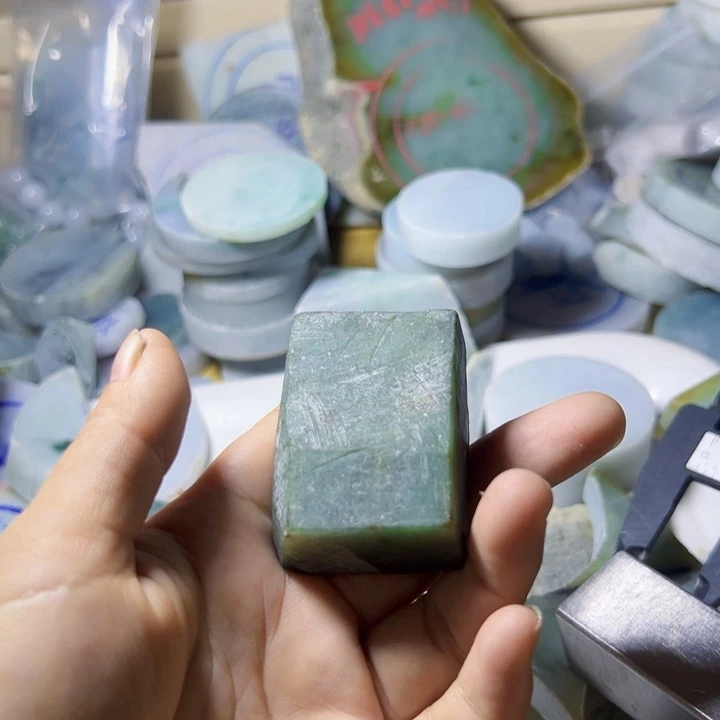 颈饰未镶嵌翡翠夕*