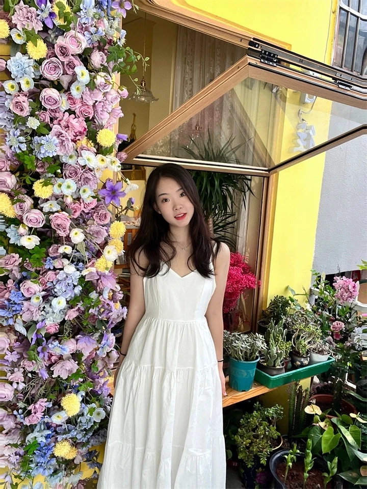 白色V领吊带裙叠穿高腰设计甜美复古礼服中长款连衣裙度假内搭