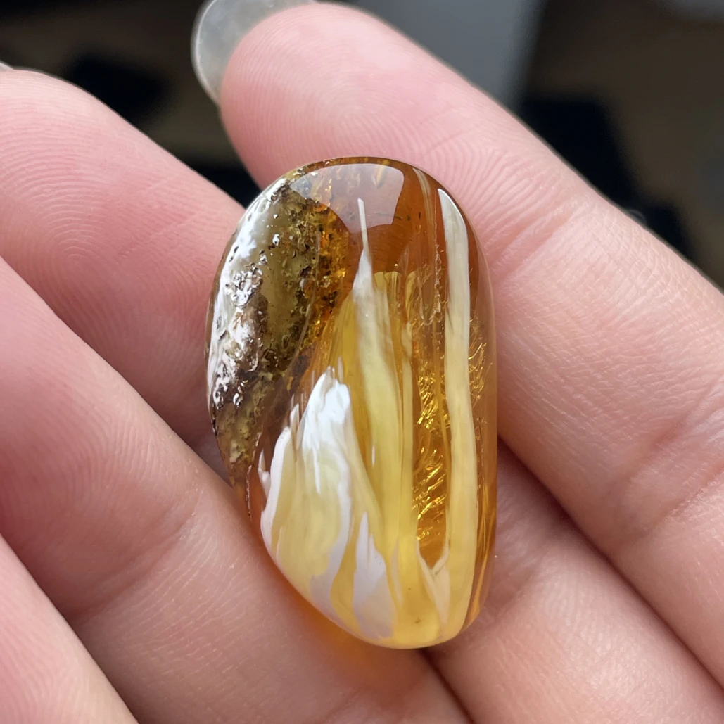 天然原矿琥珀蜜蜡一把火炎的瓷白荧光带拉丝可做吊坠镶嵌也可以