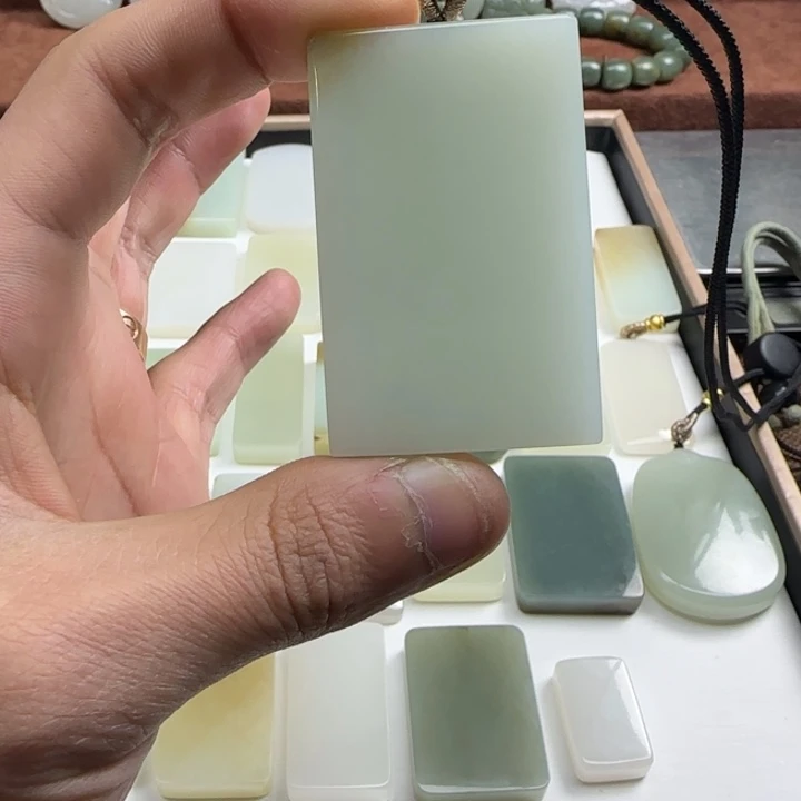 和田玉颈饰未镶嵌孤*