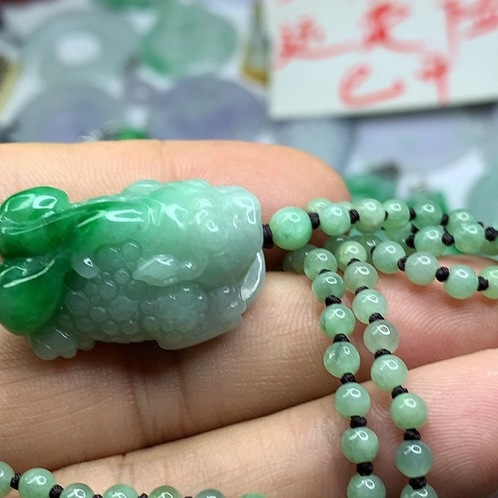 翡翠未镶嵌吊坠(赠链)