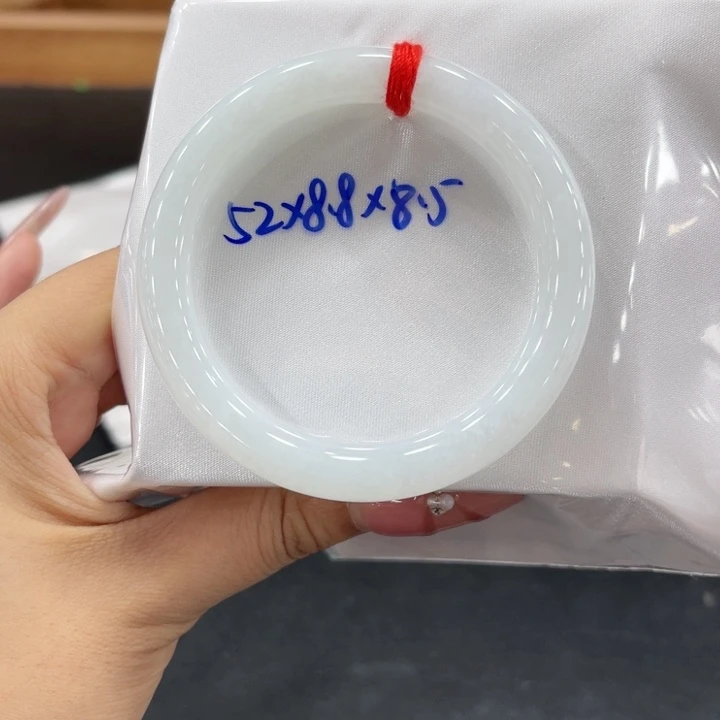 翡翠手镯未镶嵌翡翠