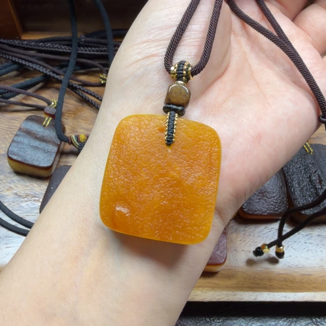 琥珀未镶嵌吊坠(赠链)
