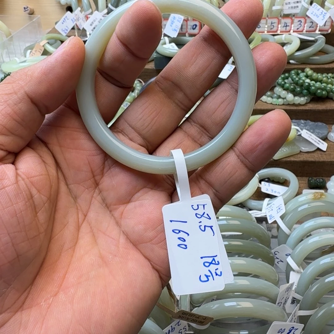 d***学和田玉未镶嵌手镯