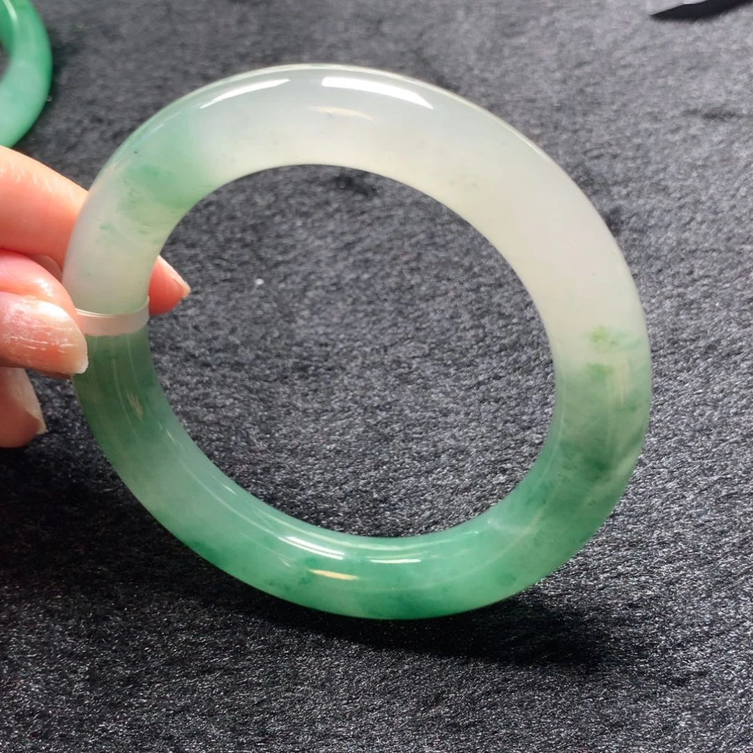 石英质玉（非洲翠）手镯未镶嵌