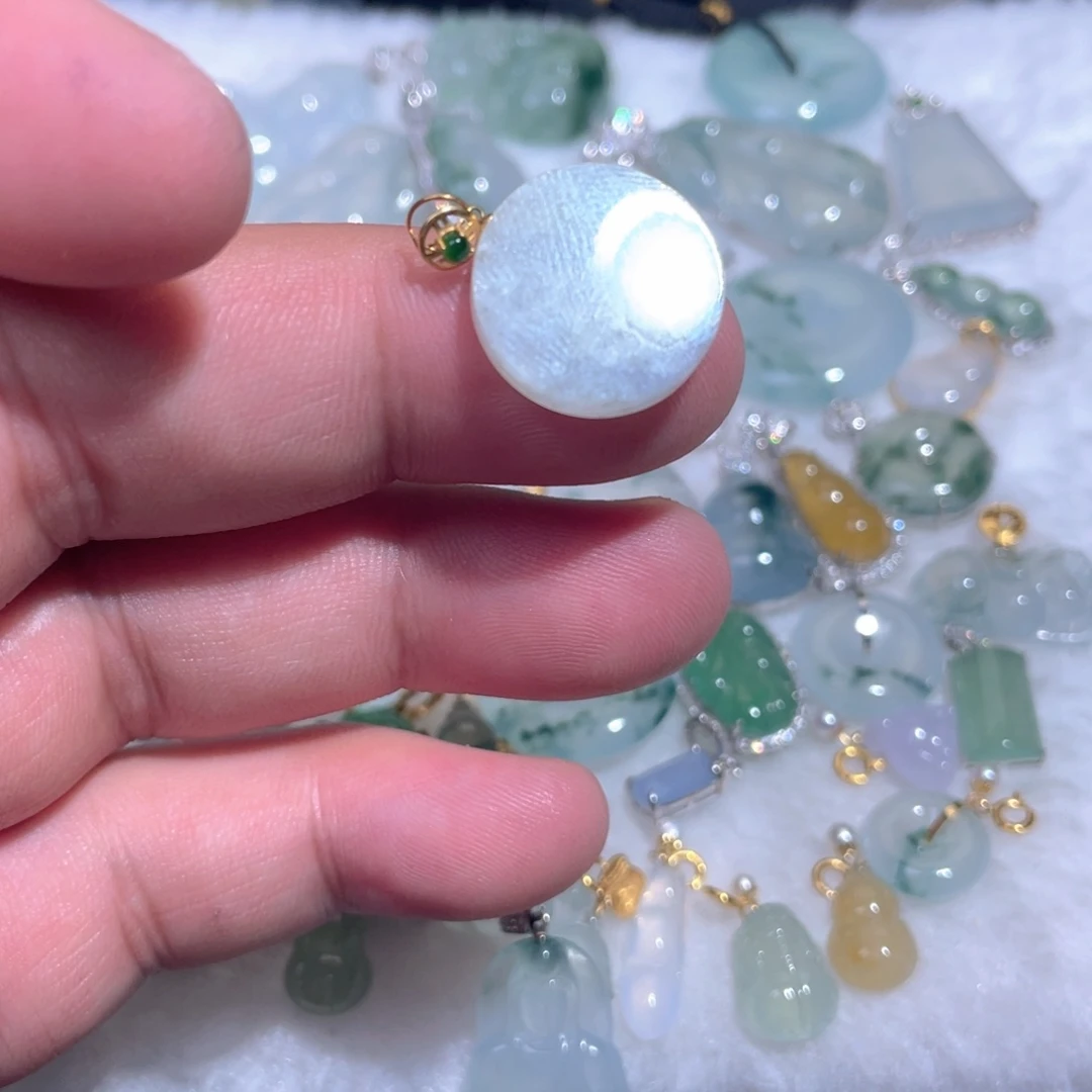 翡翠18K金镶嵌颈饰