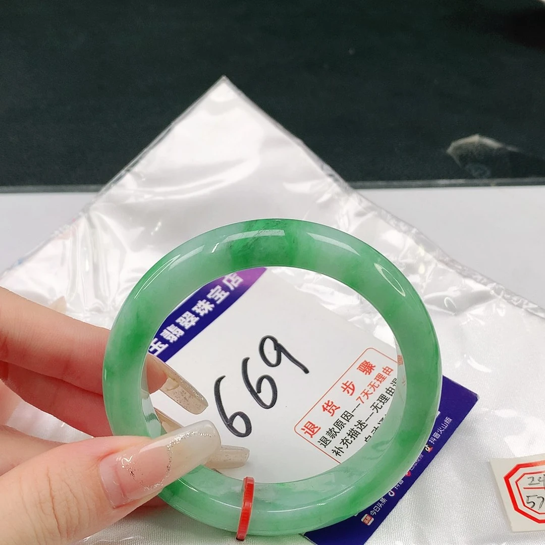 翡翠手镯未镶嵌翡翠手镯