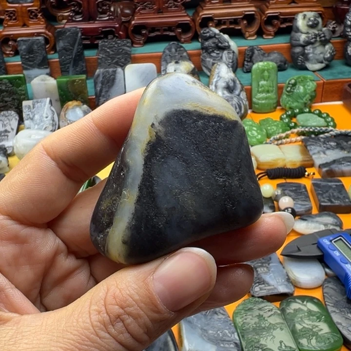 和田玉颈饰未镶嵌安****）