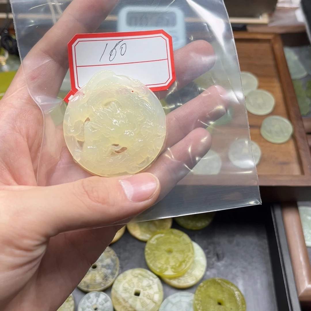 蛇纹石玉颈饰合金张*心