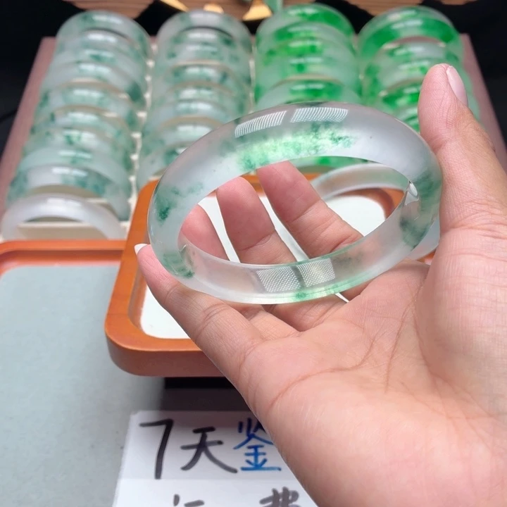 天***任石英质玉未镶嵌手镯