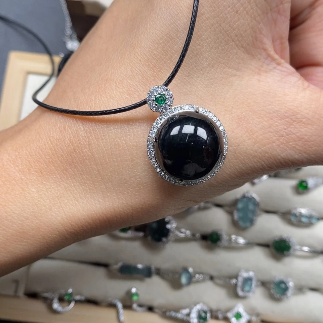 翡翠颈饰未镶嵌翡翠