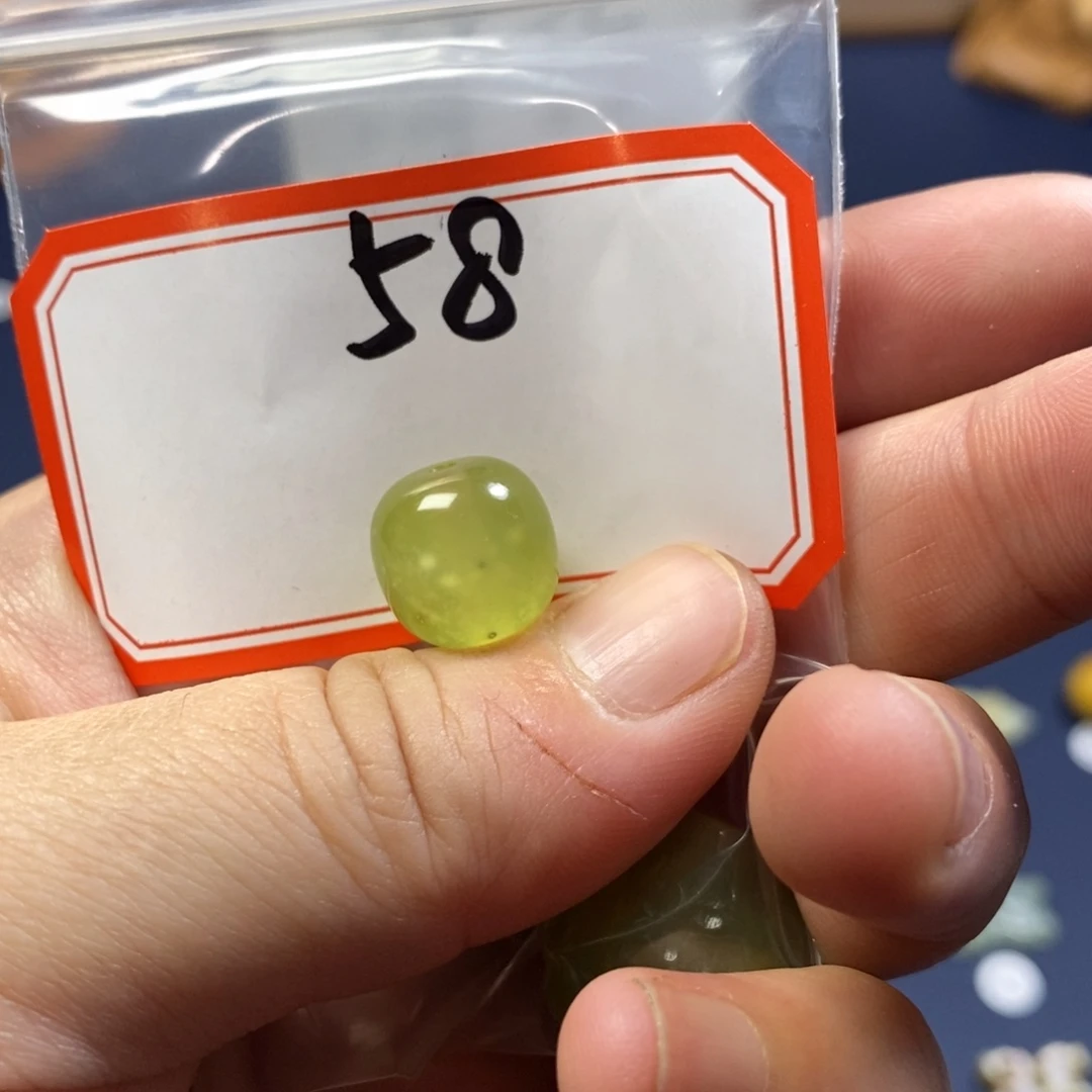 【闪购商品】蛇纹石玉配珠未镶嵌6**月