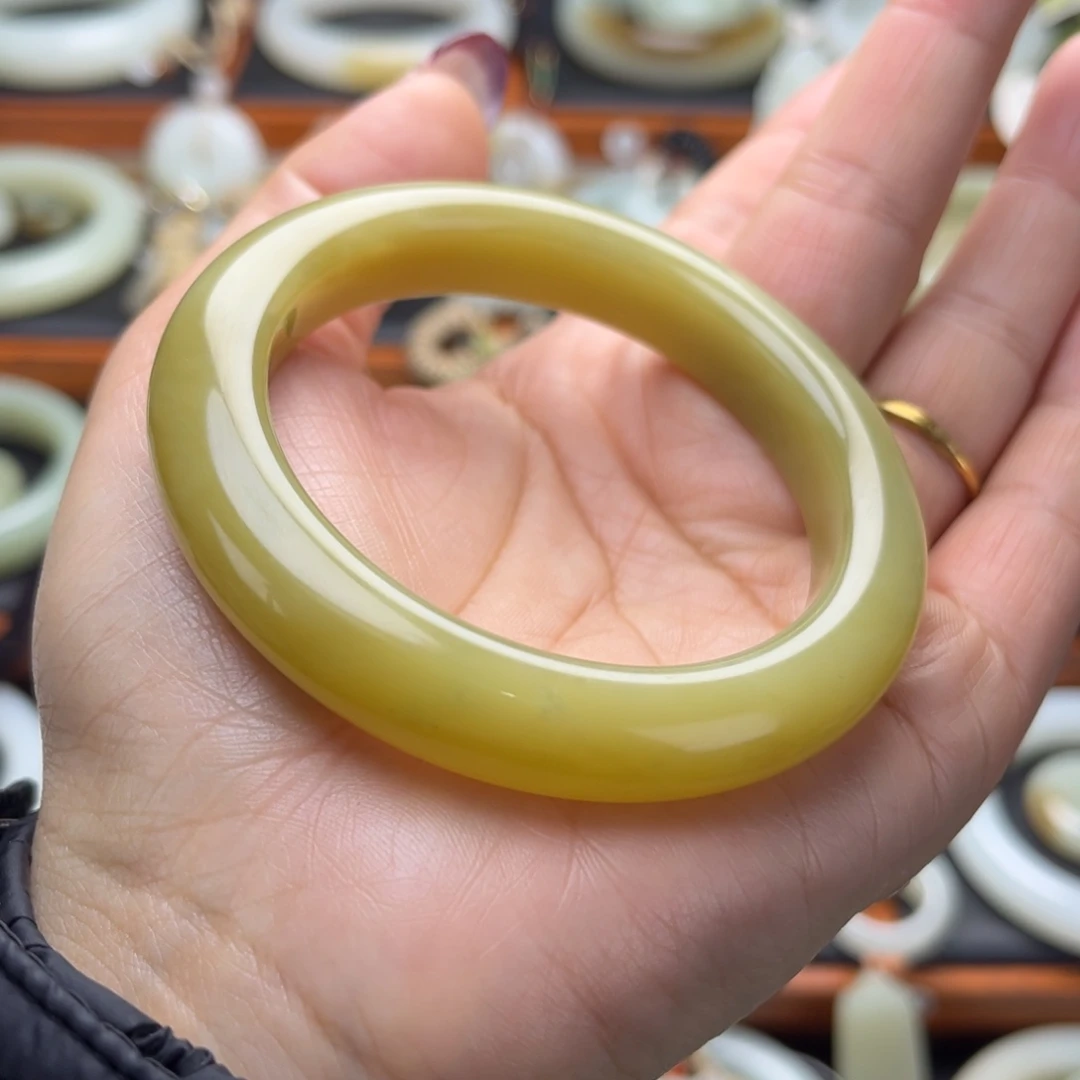 和田玉（糖玉）未镶嵌手镯且末有包容