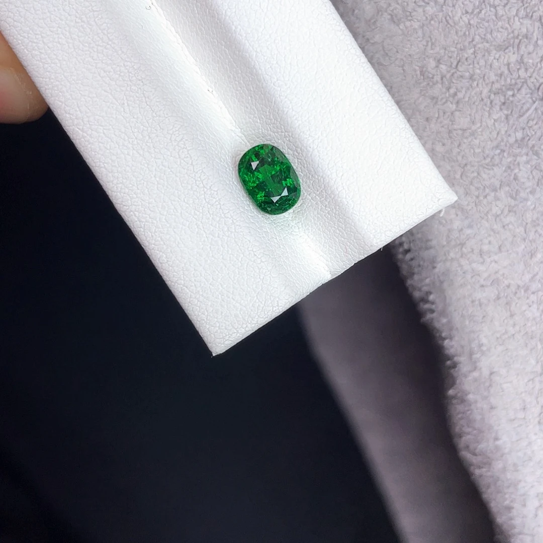 石榴石（沙弗莱）裸石未镶嵌2.1Ct。