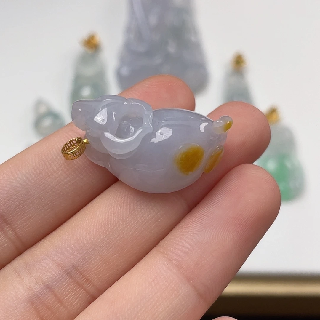 翡翠18K金镶嵌颈饰牛