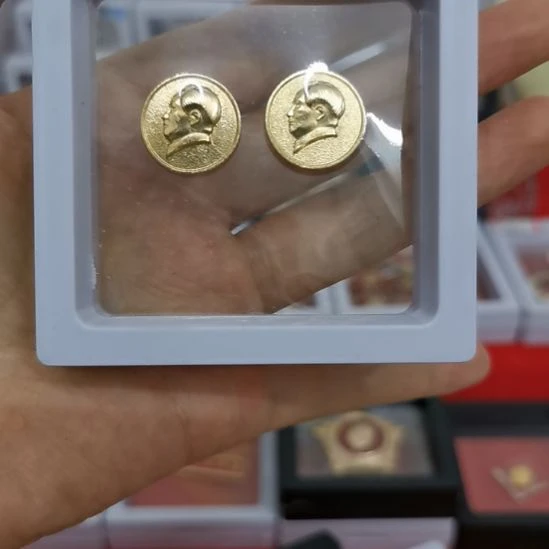 其他普通金属冬****红色收藏纪念章2个
