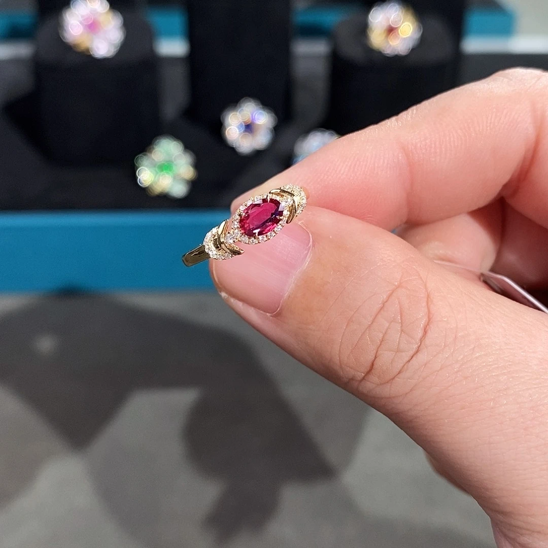 18K金镶嵌红宝石戒指无烧鸽血红0.40ct