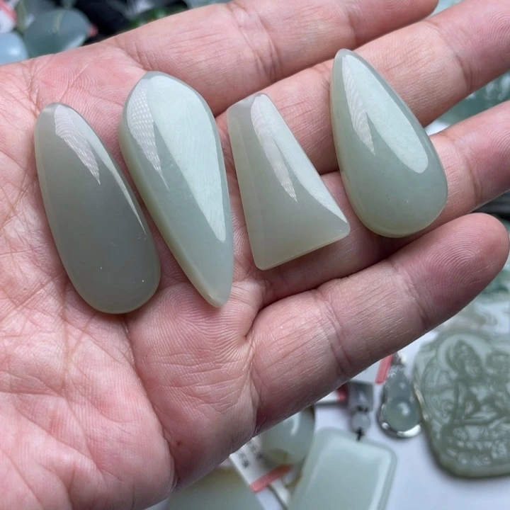 雪***迩和田玉未镶嵌颈饰挂件多样性发货拍一发一