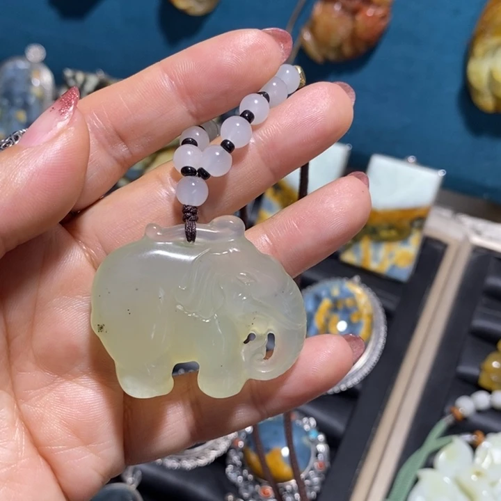 蛇纹石玉未镶嵌颈饰