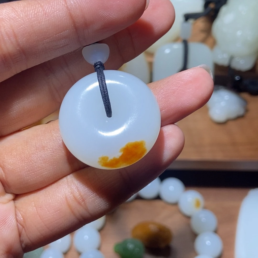 懒***洋和田玉未镶嵌颈饰