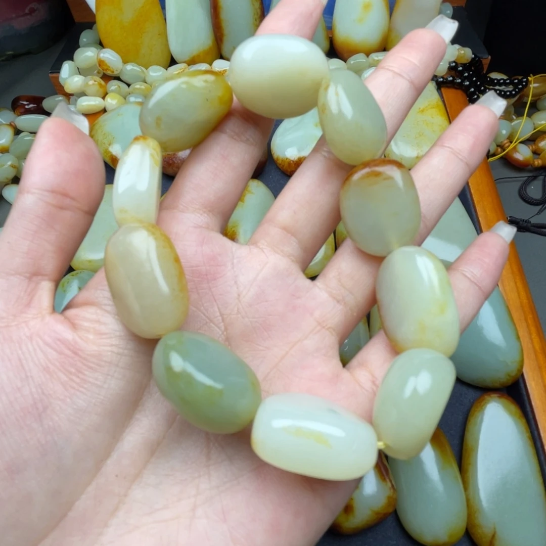 和田玉未镶嵌颈饰乐****哥