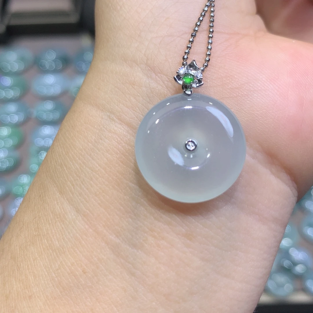 翡翠18K金镶嵌颈饰平安扣