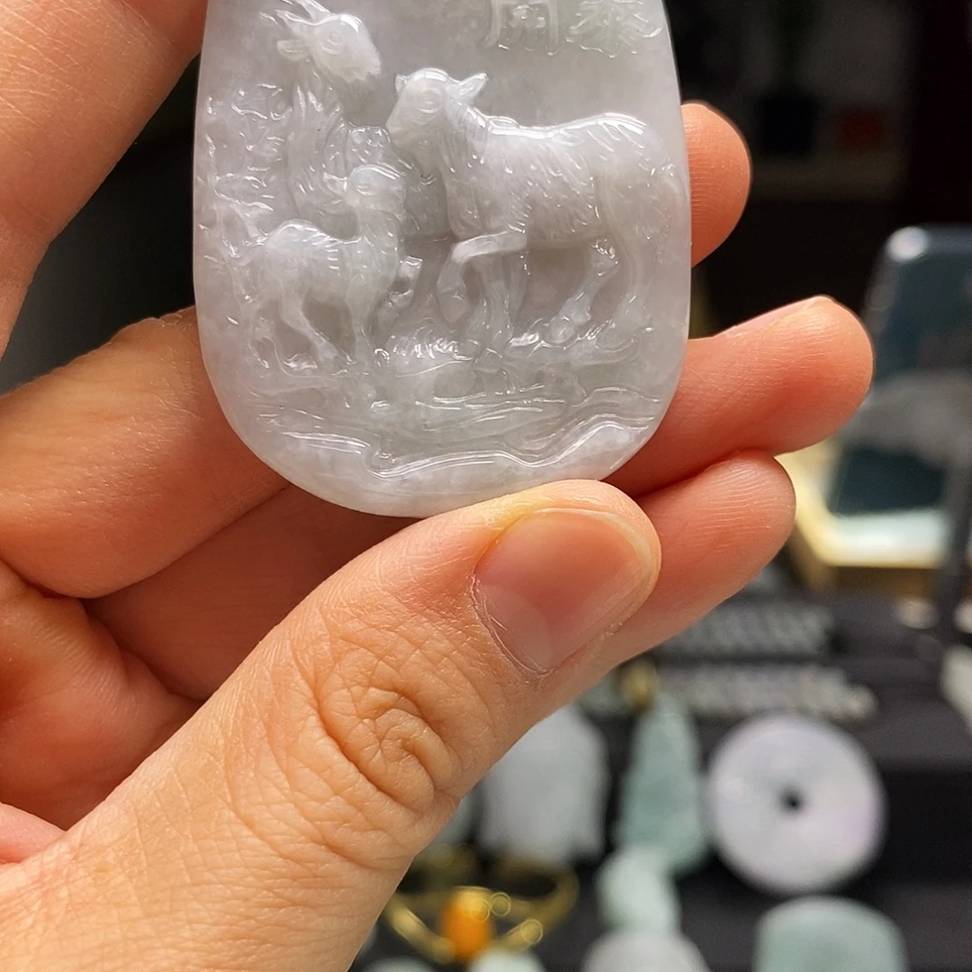 翡翠未镶嵌颈饰三阳开泰