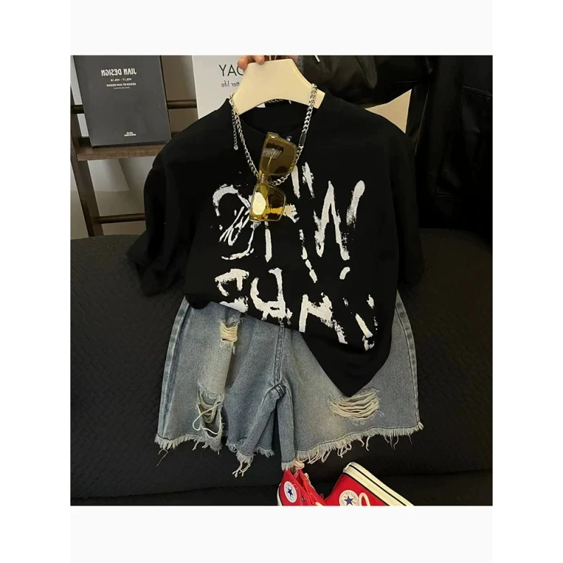 男童时尚套装涂鸦字母短袖上衣2025年新款中大童复古破洞牛仔短裤
